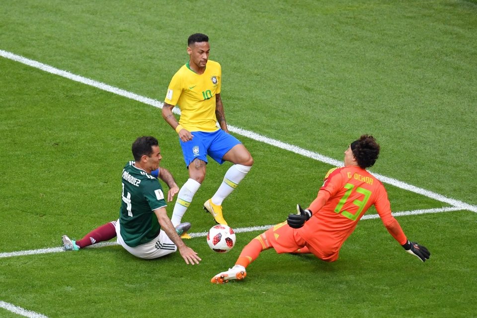 La actuación de Ochoa en 2014 para mantener fuera a Neymar sigue siendo legendaria