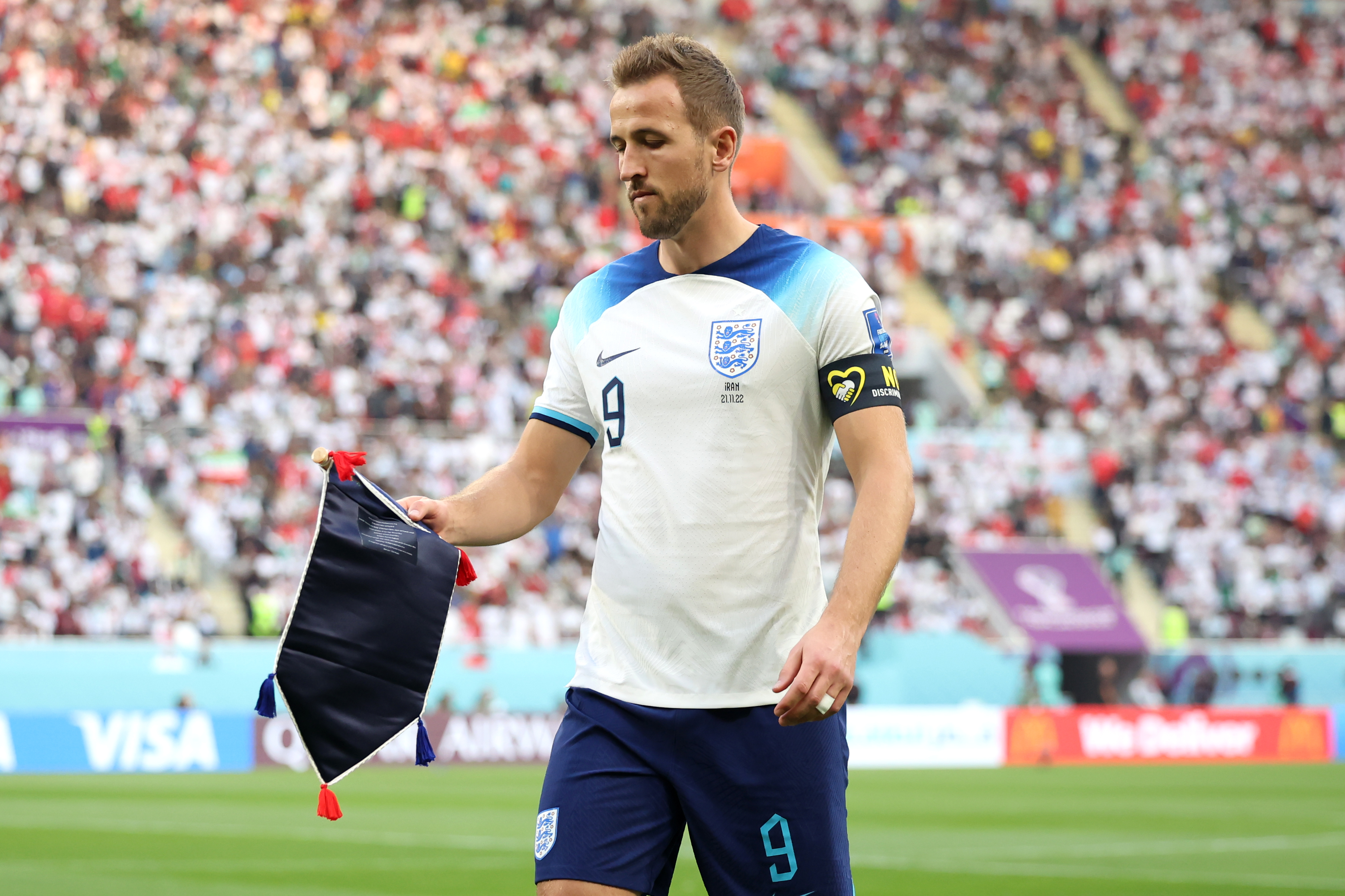 Kane tuvo que usar su brazalete aprobado por la FIFA para Inglaterra contra Irán