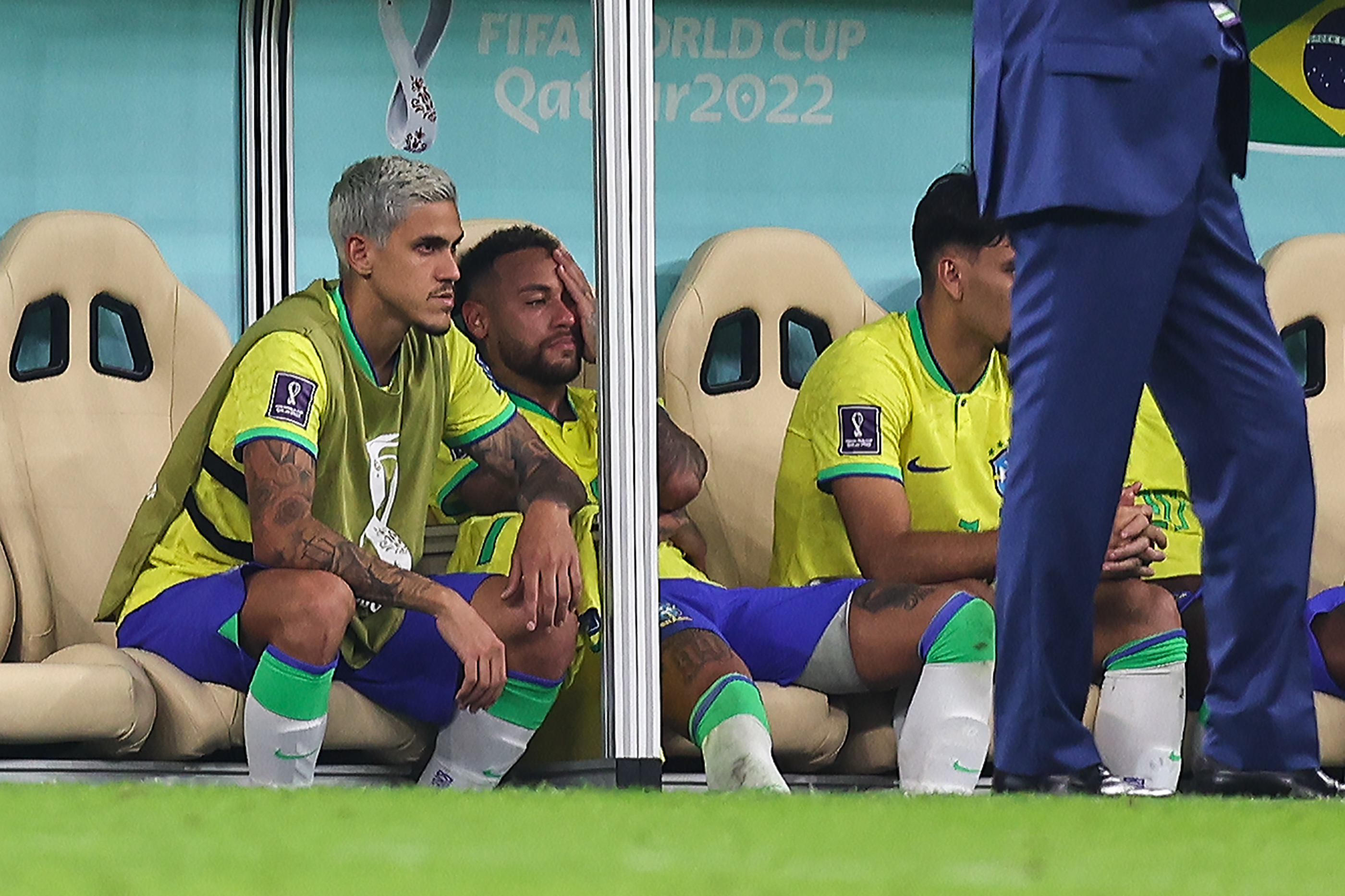Neymar lució angustiado en el banquillo de Brasil