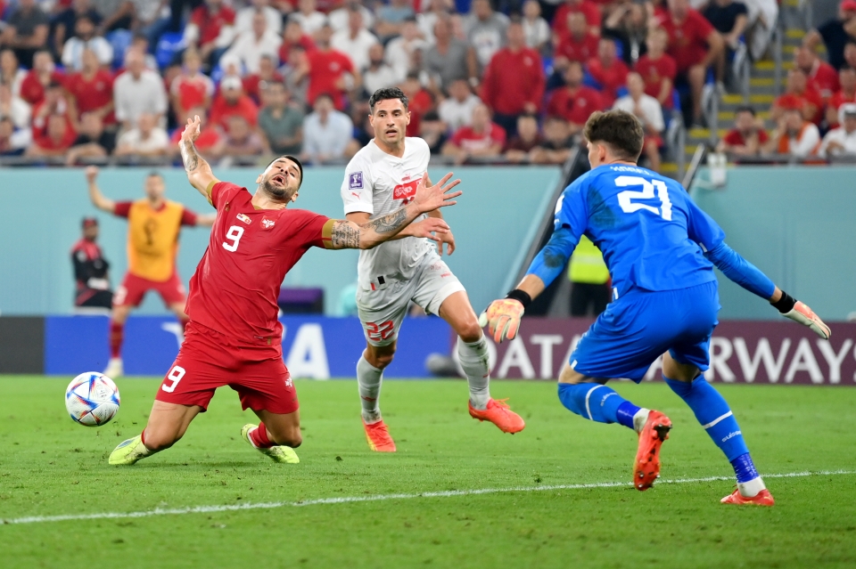 Mitrovic se zambulló teatralmente para intentar ganarle a Serbia un penalti