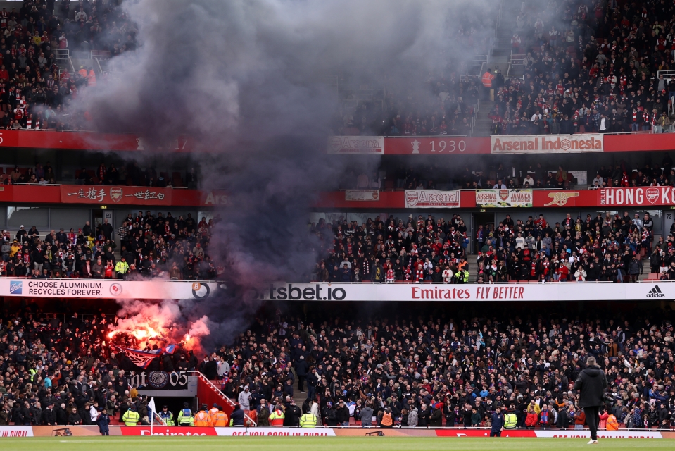 La afición del Arsenal se mostró llena de apoyo a la leyenda del club, mientras que los hinchas del Palace lanzaron pirotecnia antes del partido